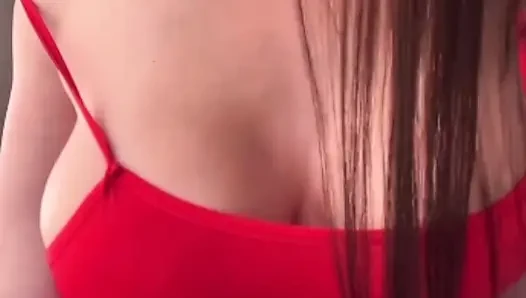Tetangga tetek besar dengan gaun merah