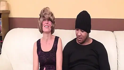 Wanita dewasa yang sudah menikah membuat porno dengan seorang pria muda dari kota