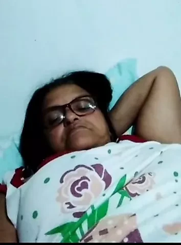 Coroa do Whatsapp mostra a bunda e a buceta