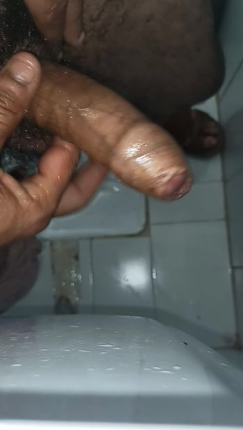 Индийский мужчина среднего возраста массажирует свой пенис маслом и гелем