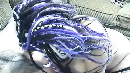 İri göğüslü iri güzel kız ıslak amcığını yalatıyor ve sikiyor