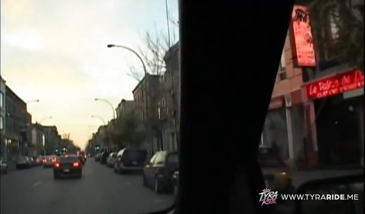 Morena com tatuagens faz boquete no banco de trás do carro
