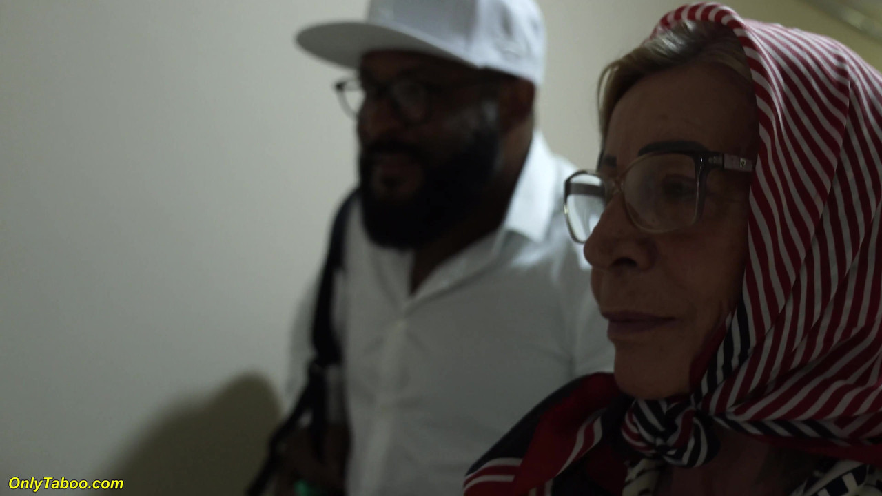 77岁的老奶奶的屁股被狠狠地摧残