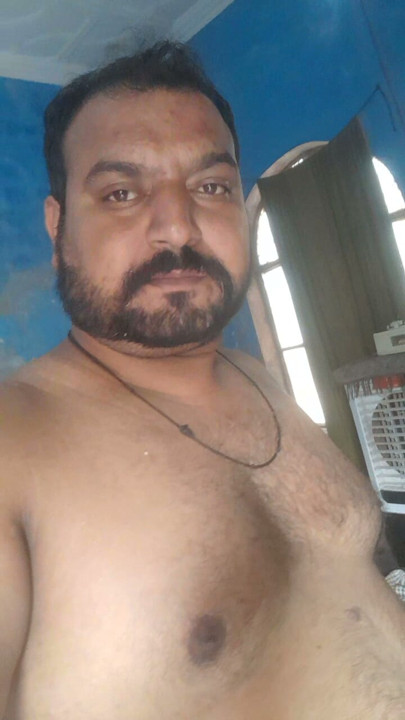 젊은 남자가 이웃 MILF 여자를 박는다. 그녀에게 마사지를 부탁하며