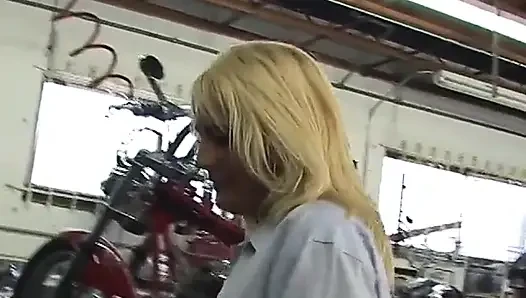 Pria biker mengisap dan mengambil strap-on dari pelacur