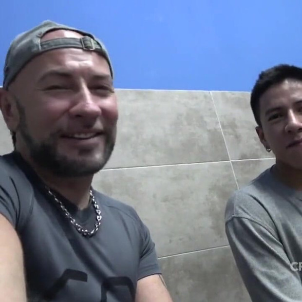 如此性感的拉丁 twink 在马德里被 romantik 无鞍性交