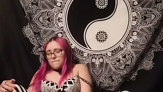 Gadis gotik yang imut lagi asik ngentot memeknya pakai mainan seks