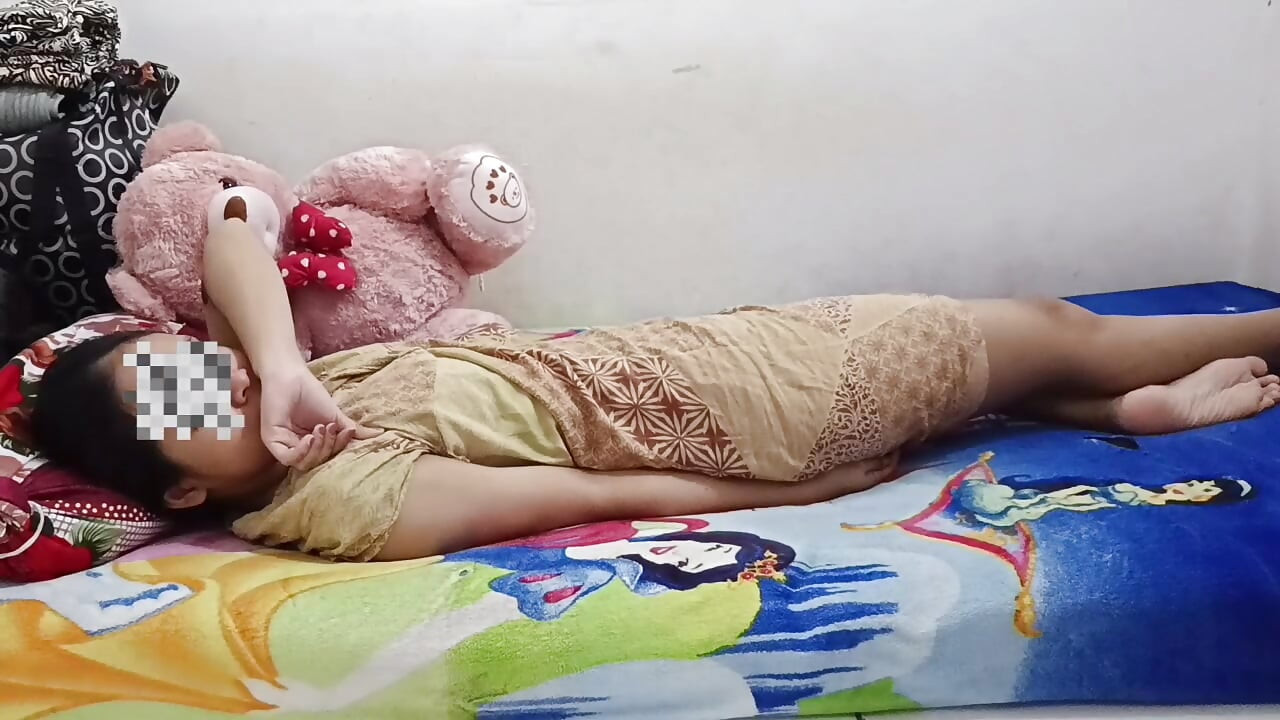 Indonesian girlfriend giving a blowjob