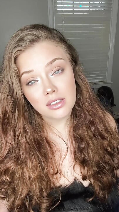 Deri Giyen MILF Dominatrix, Sissy Erkek Rol Yapma Oyununda Orospulaşıyor