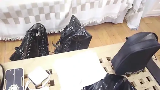 Mz22 - девушка в латексе в оковах и удерживающихся