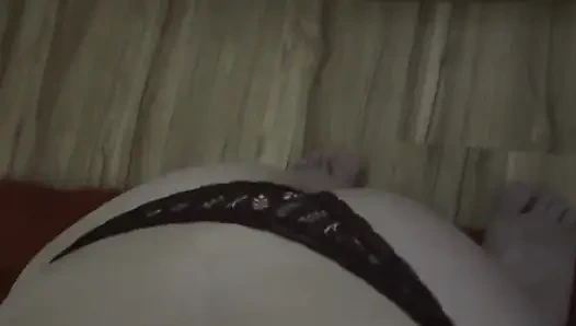 Gadis kebugaran nyepong kontol pelatih olahraga yang pantatnya dicrot sperma hangat