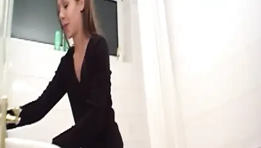 Esmer kadın ıslak amcığın derinliklerine kalın dildo sokuyor