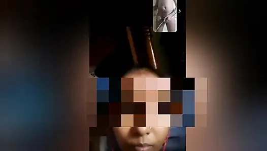 Hintli kadın görüntülü görüşme