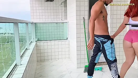 Aku menyewa pembantuku, dan dia sangat nakal, aku suka melihat pantatku, dia menarikku untuk memakannya
