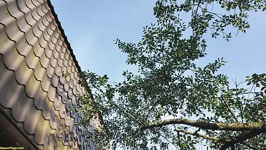 возбужденный дедушка-вуайерист лижет мою жену