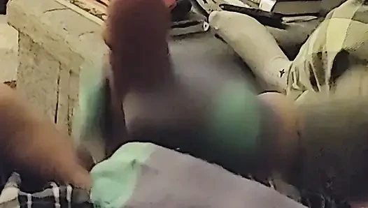 Cewek dengan kaus kaki ungu dan kaus kaki aqua lagi asik ngocok kontol sampai dicrot di dalam