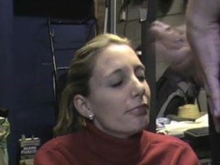 Esposa recibiendo masiva facial en el garaje