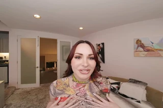 Memek badoinkvr aviana violet basah kuyup di balik celana dalamnya waktu kamu menyelamatkannya dari penggemar posesifnya