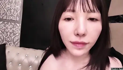 Cewek itu ada di sini dengan persetujuan penuh dari suaminya