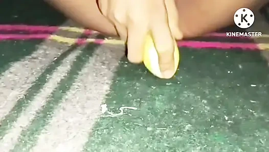 Sezon 115. Ateşli Hintli kadın salatalık, brinjal ve kocasının yarağıyla sikişiyor