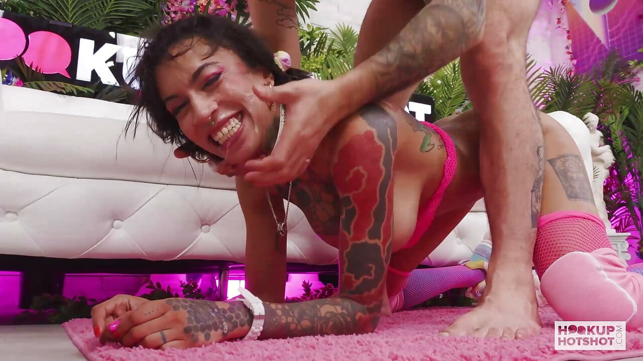 Olha a Tatuada Ravyn Alexa Abrindo as Pernas pro Pau Latejante