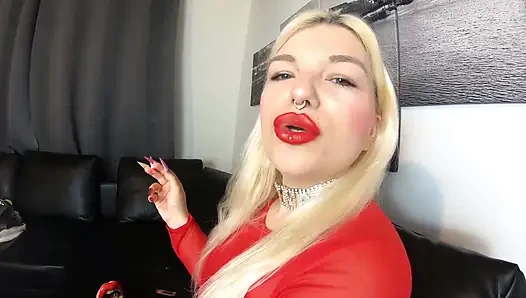 Büyük kırmızı dudaklı 2 sigara sigara içen zincir