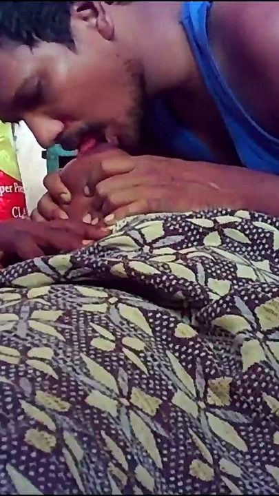 Spektakularan trenutak iz "Indijske seoske kućanice koja se ljubi s seksi sisama"