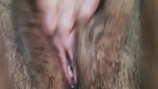 Islak amcığıma dokunuyorum