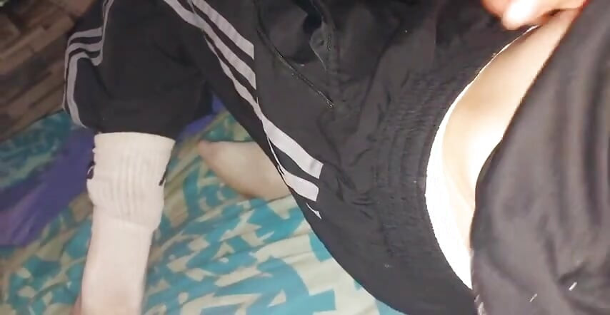 Băiat care se masturbează în trackie-ul lui Adidas