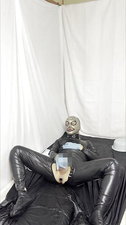 A perverted rubber doll that feels good with an anal plug
