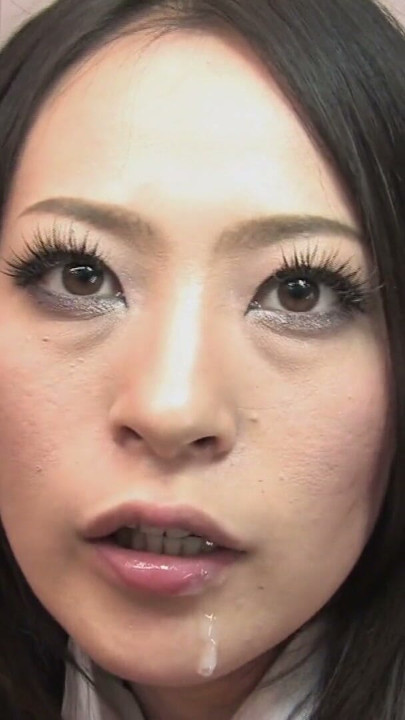 Japansku devojku trlja klitoris vibratorom, a zatim je jebana | Klip 1