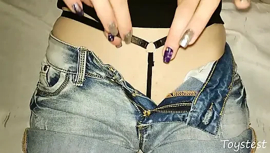 Dia butuh semua air maninya... Cewek seksi ini lagi asik memeknya pakai lingerie seksi sampai dalam banget