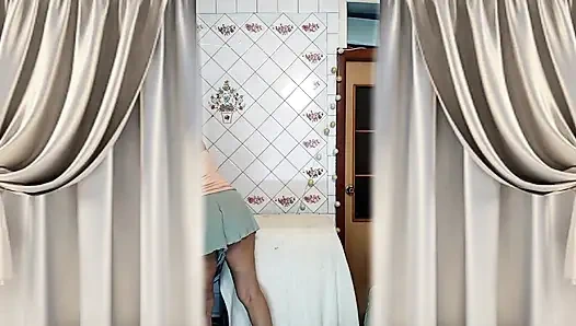 Горячая домохозяйка Лукерия танцует утром на кухне.