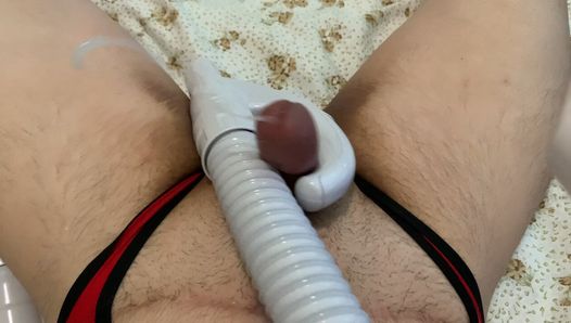 Stofzuiger slang knuffelen, schudden en mijn kleine penis laten klaarkomen - pov masturbatie