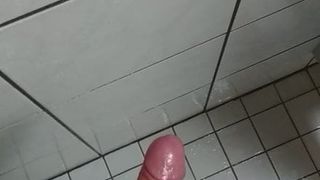 Cumming en público ducha