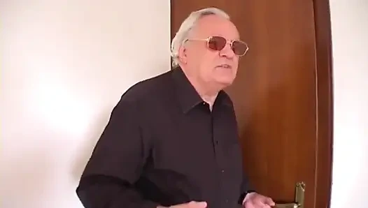 Милфа с огромными сиськами в действии... Оргия-вечеринка