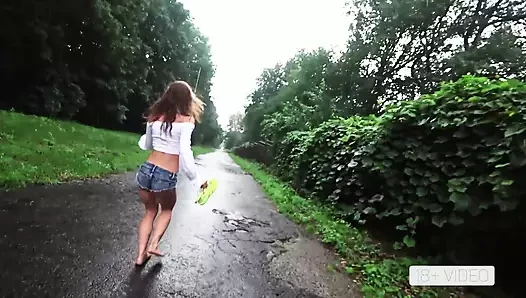 UNERWARTETER REGEN IN EINEM ÖFFENTLICHEN PARK TRIEB UNS ZU EXTREMEM AKROBATISCHEM