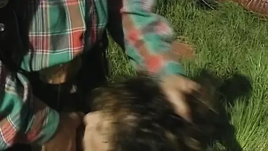 Милфа жестко получает член в задницу