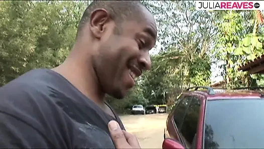 Ateşli zenci kadın arabanın üstünde sert sikiştikten sonra döl yiyor