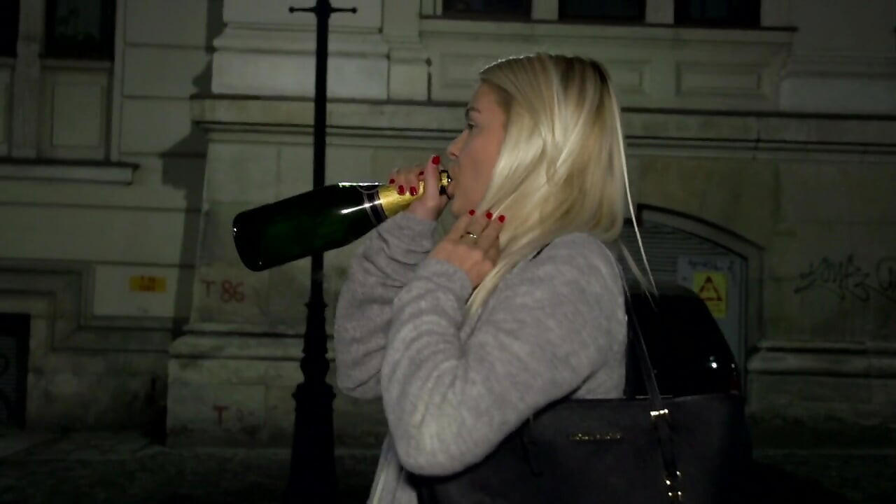 Blondine liebt es, in pov zu pissen und hart zu ficken