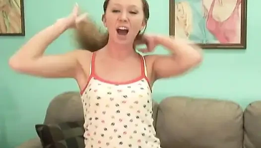 Gadis cantik rambut cokelat dengan pantat montok lagi pamer memek