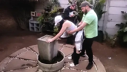 Karısını önünde sikiyor