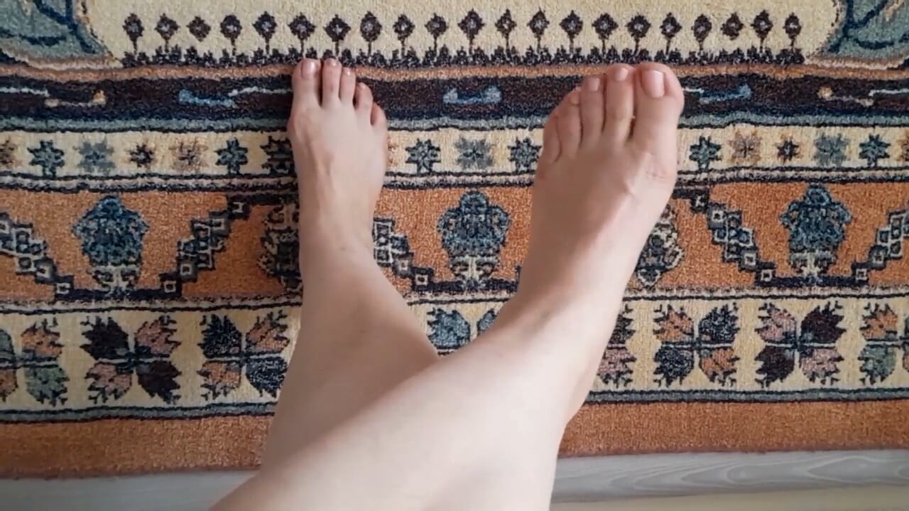 Anna'nın güzel ayakları Annenin ayakları seni halının üstünde boşaltacak.