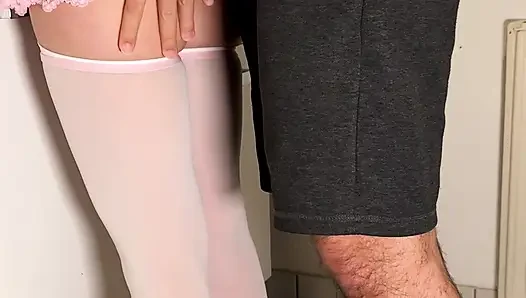 Freundin Mia trägt ein süßes puppen-outfit und lässt mich auf ihren arsch kommen