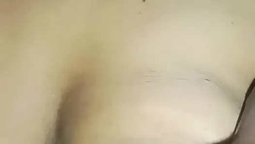 Bacağının acıdığını söyledi, ben de gitmesine izin verdim ve sonra amını yaladı ve sonra seksi konuşarak beni baştan çıkardı.