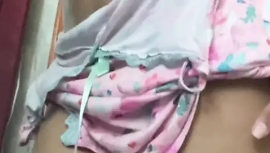 GADIS TEEN 18 TAHUN DENGAN PIYAMA. Masturbasi