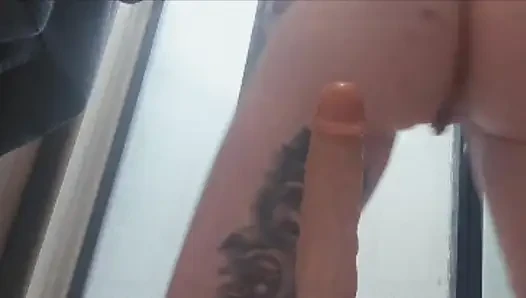 Heiße alleinerziehende mutter reitet dildo, als sei es echt.
