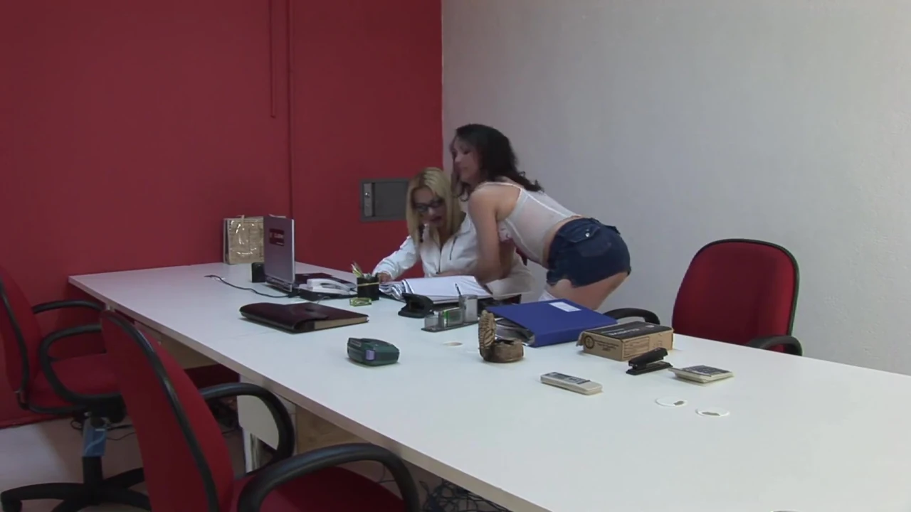 Ofis transeksüel sekreterleri yeni müşteriyi çifte sikiyor