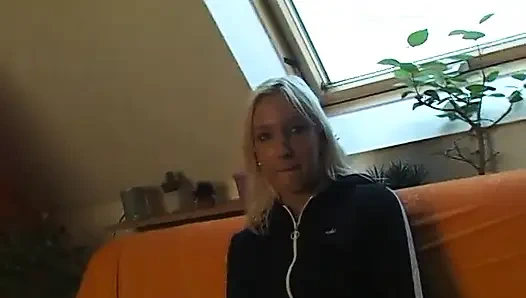 Teenie-blondine strippt und zeigt ihren körper