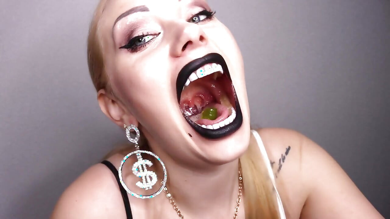 Giganta tragando a sus esclavos reducidos delante de los ojos de sus nuevos objetivos de comida!